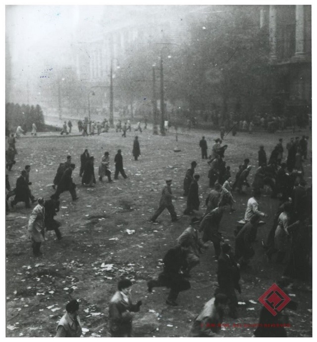 Sortűz a Kossuth téren 1956.10.25-én