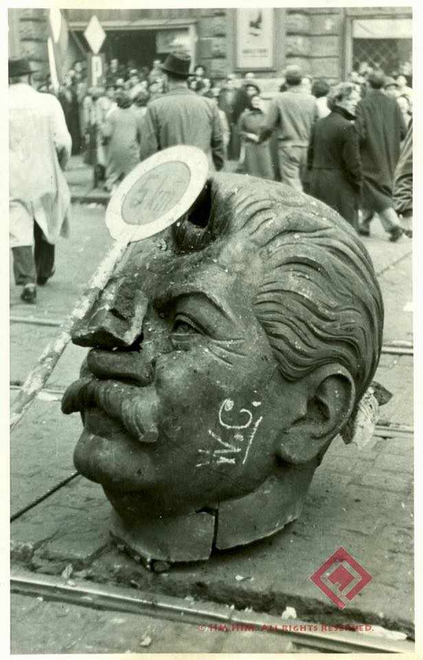 A ledöntött Sztálin-szobor maradványai a Rákóczi út és a Nagykörút sarkán