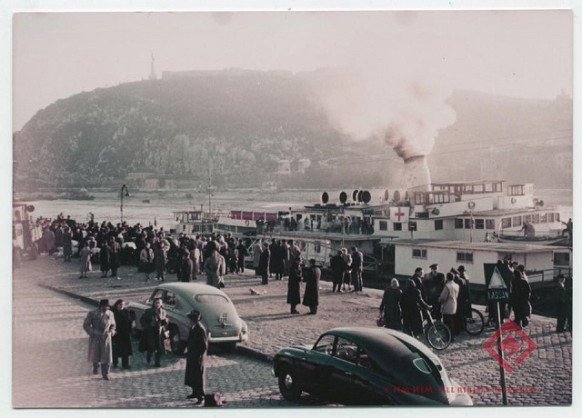 A Budapestről kivonuló szovjet csapatok tagjai személyes holmikat pakolnak hajóra a Vigadó téri hajóállomáson.